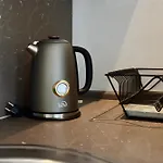 Stilvolle Wohnung Mit Balkon & Parkplatz