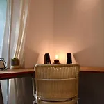 Stilvolle Wohnung Mit Balkon & Parkplatz