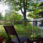 Stilvolle Wohnung Mit Balkon & Parkplatz