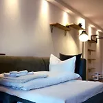 Stilvolle Wohnung Mit Balkon & Parkplatz